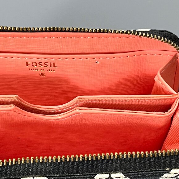 Fossil Wristlet Black & White Pattern Zip Around - Picture 12 of 15